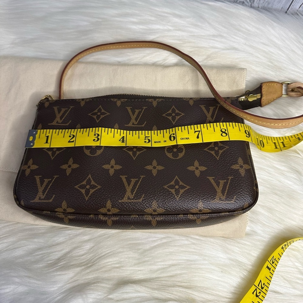 LOUIS VUITTON pochette accesory bag in monogram - Picture 14 of 17